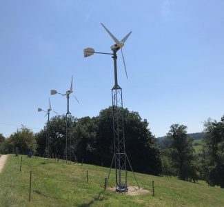 Kleinwindenergieanlage in der Landschaft