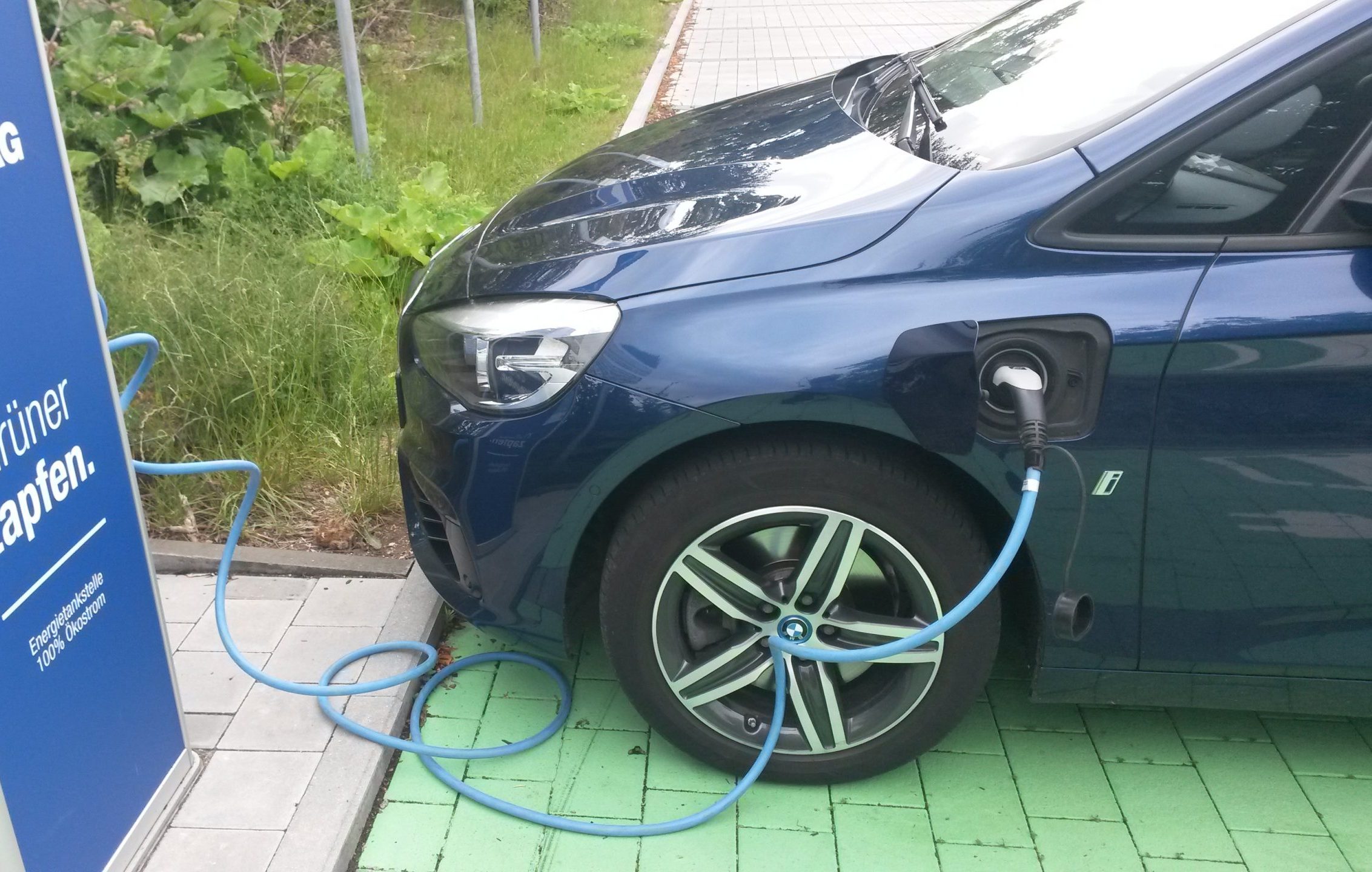 Glaubensfrage Hybrid: Wie ergänzt der Elektromotor den Verbrennungsmotor?