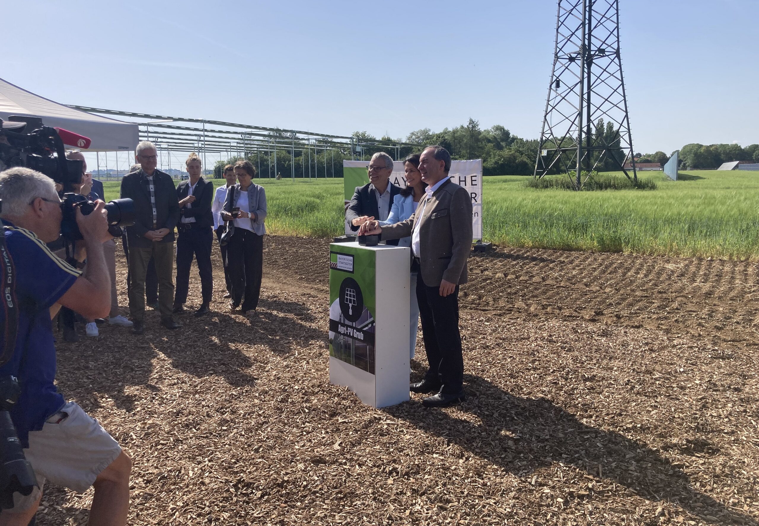 Agrarministerin Kaniber und Wirtschaftsminister Aiwanger nehmen Agri-PV-Anlage Grub in Betrieb